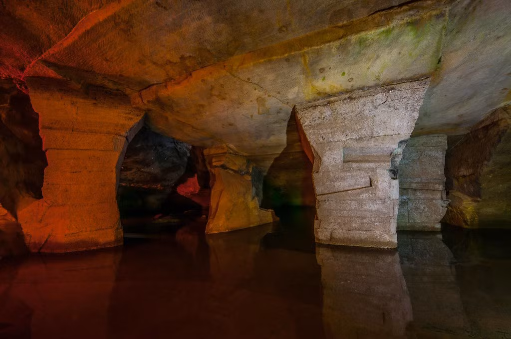 Cũng có những giả thuyết khác được cho là hấp dẫn hơn, ví dụ như các hang động này là mộ hoàng tộc bị lãng quên, hoặc một khu dân cư trong lòng đất.