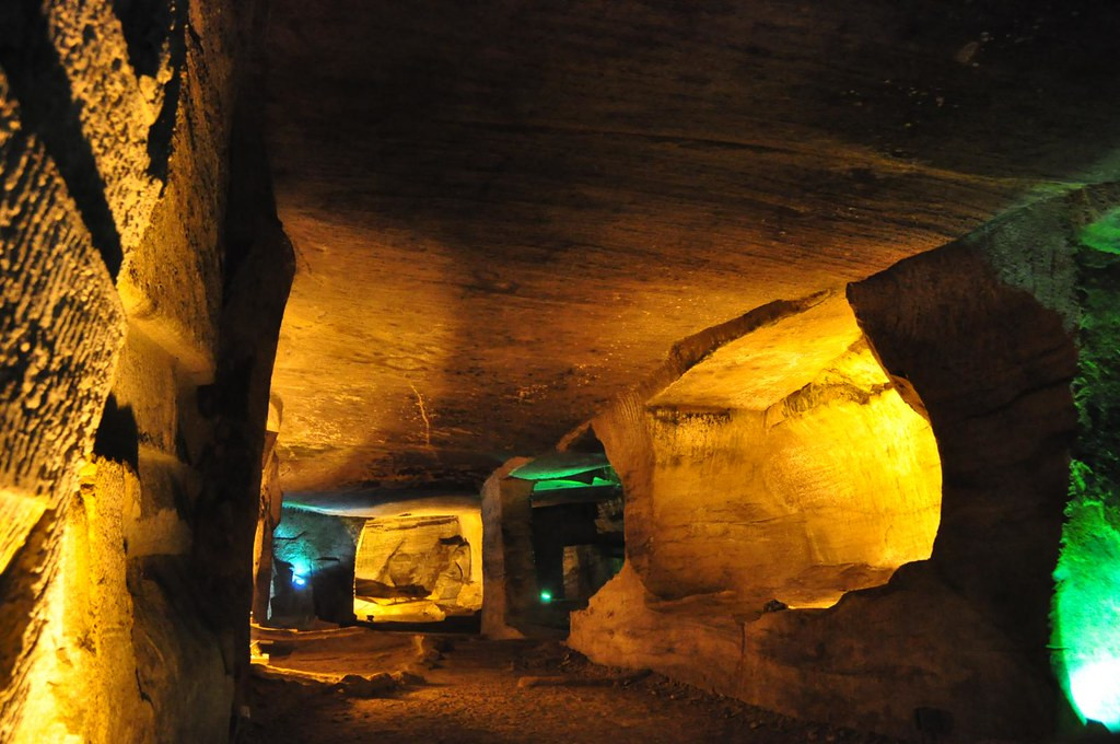 Hang lớn nhất trong số này là hang Qingliang, còn được gọi là "Cung điện dưới đất" vì quy mô hùng vĩ của nó.