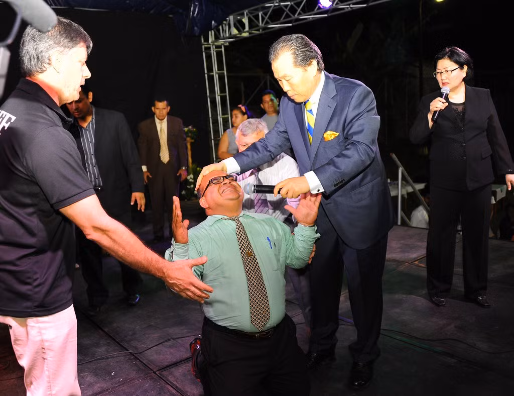 Jesus Centered Church thường bị chỉ trích như một giáo phái cuồng tín, cổ súy các tư tưởng cực đoan, phản khoa học, như bệnh là tật do ma quỷ gây ra và việc chữa trị bằng y học hiện đại là tội lỗi.