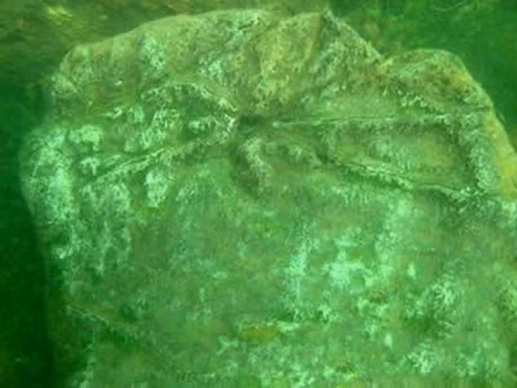 Các nhà nghiên cứu phỏng đoán, chủ nhân thành phố cổ có khả năng là người Điền Việt, một sắc tộc nằm trong nhóm Bách Việt, đã suy vong vào thế kỷ 1 SCN.