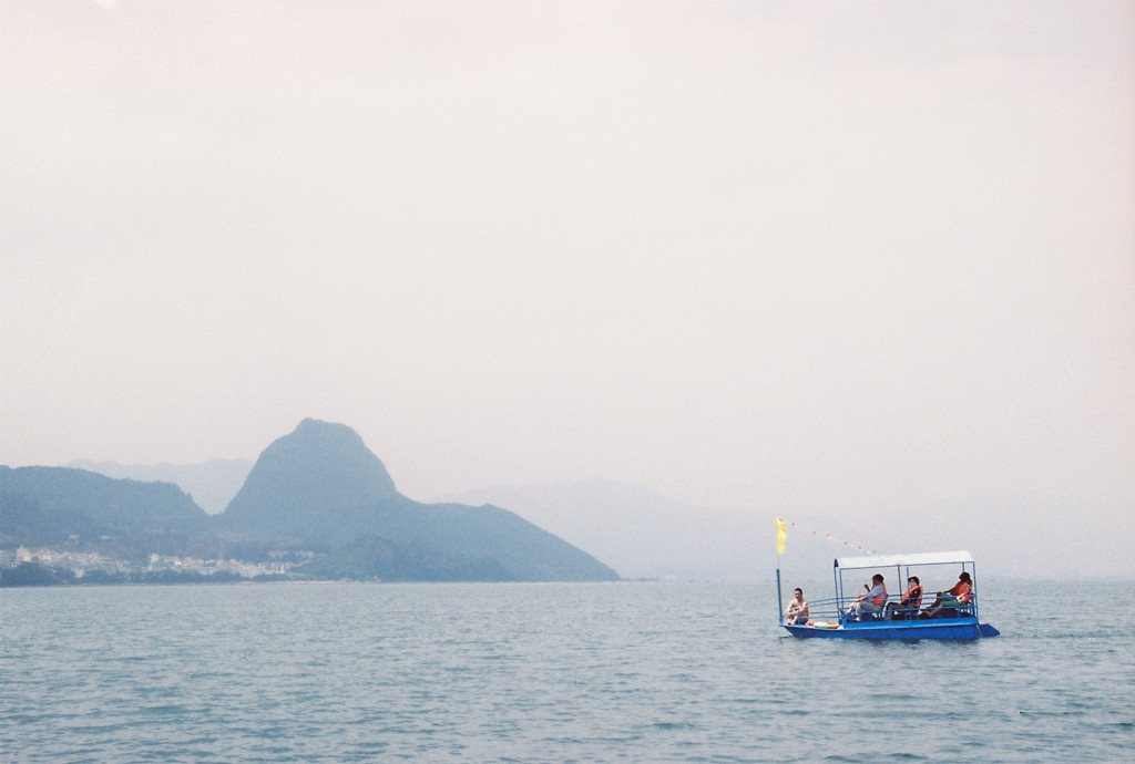 Từ nhiều thế kỷ qua, người dân địa phương đã đồn đại rằng vào một ngày đẹp trời, khi đứng từ một ngọn núi gần hồ, người ta có thể nhìn thấy hình ảnh mờ ảo của một thành phố hiện ra dưới đáy hồ.