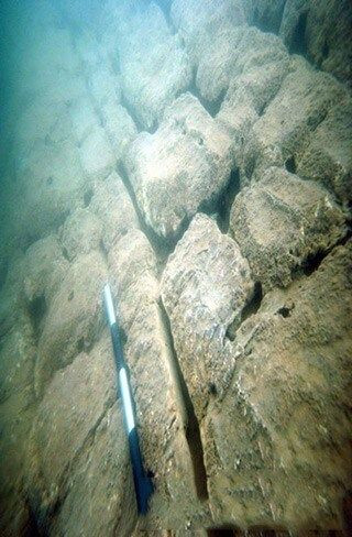 Đến năm 2001 một nhóm nhà khảo cổ Trung Quốc đã tiến hành khảo sát hồ Phủ Tiên với sự trợ giúp của tàu ngầm. Và họ đã phát hiện rất nhiều công trình bằng đá bên dưới hồ, bao phủ một khu vực rộng hơn 2 km2.