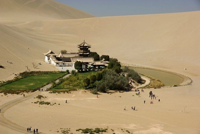 Trong quá khứ, sa mạc Taklamakan từng là nơi tọa lạc của con đường tơ lụa, một tuyến đường thương mại kết nối phương Đông và phương Tây thời cổ đại.