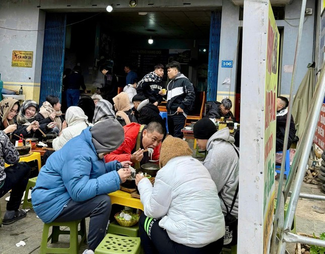 Lượng khách tăng đông, đột biến những ngày cuối tuần khiến mọi dịch vụ ở đây từ ăn uống đến lưu trú đều quá tải. Nhóm chị Yến (35 tuổi, Hưng Yên) phải đi loanh quanh hơn 10 km, đến quán thứ ba mới tìm được hàng ăn sáng còn chỗ.