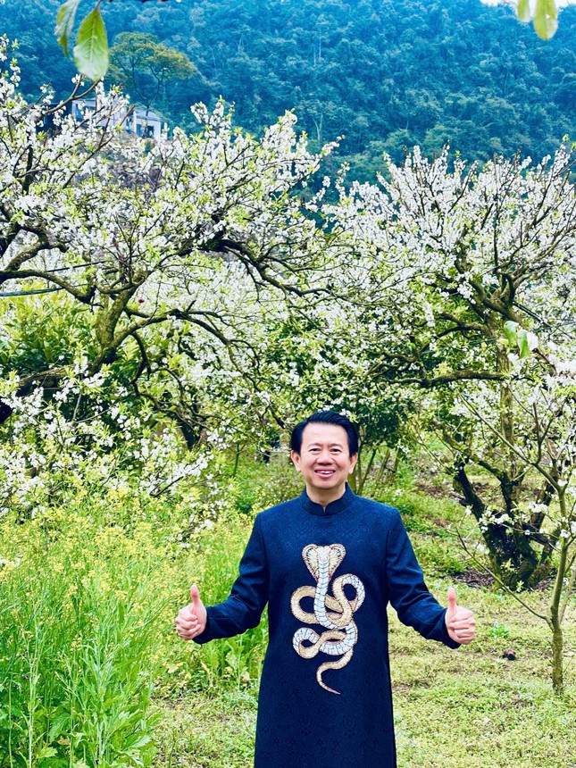 Anh Ân với bộ áo dài đặc biệt thêu họa tiết con rắn đã vượt gần 2.000 km từ Sài Gòn lên thung lũng mận Bảo Bảo săn hoa mận. "Hai năm liên tiếp tôi bay ra để săn hoa mận. Năm nay, hoa mận bung nở đẹp nhất trong nhiều năm nên tôi không thể bỏ lỡ", anh Ân cho biết.