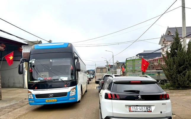 Bất chấp cái rét 8 độ C cùng mưa phùn, du khách vẫn ùn ùn đổ về Mộc Châu săn hoa mận khiến nhiều tuyến đường từ trung tâm đi các điểm ngắm hoa ùn tắc kéo dài cả cây số.