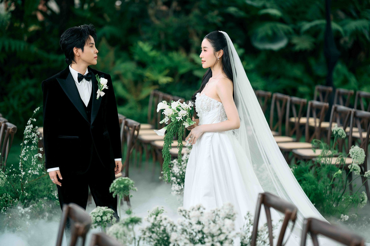  Sáng 16/2, ca sĩ đã tiết lộ ý nghĩa của một chi tiết đặc biệt trong lễ thành đôi là hình ảnh chiếc ô. Theo đó, Vũ Cát Tường cho biết chiếc ô này có ý nghĩa là sự chở che dành cho Bí Đỏ.