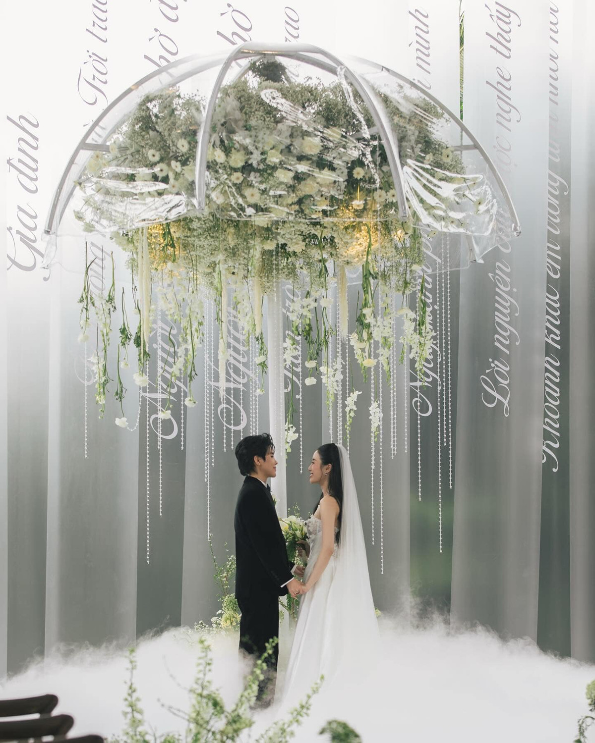 "Sau tất cả, thứ đọng lại trong hai đứa chính là lòng biết ơn cuộc đời vì tất cả những gì được nhận. Và hình ảnh trong tiệc ăn, Tường muốn khắc hoạ một ngôi nhà ấm áp, nhẹ nhàng, bình dị - đó cũng là mong ước giản đơn của hai đứa. Dũng cảm cuối cùng đơn giản là giữ được sự hồn nhiên và chân thật của chính mình qua muôn vàn bài kiểm tra của cuộc đời. Dũng cảm đến trước, những thứ khác sẽ tự theo sau - theo cách không bao giờ chúng ta hiểu được và giải thích được", Vũ Cát Tường viết. 