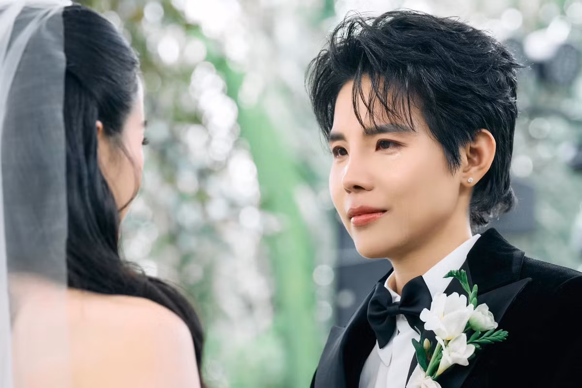 "Nó còn một ý nghĩa lớn hơn, chính là sự chở che của vũ trụ đã và đang dành cho 2 đứa. Đứng dưới sự ôm ấp của người, cả hai mới dũng cảm ơn, hạnh phúc hơn. Nếu không có sự trợ duyên từ nhiều khía cạnh, có lẽ sự gặp gỡ 5 năm trước không dẫn được đến lễ thành đôi ngày 12/2/2025.