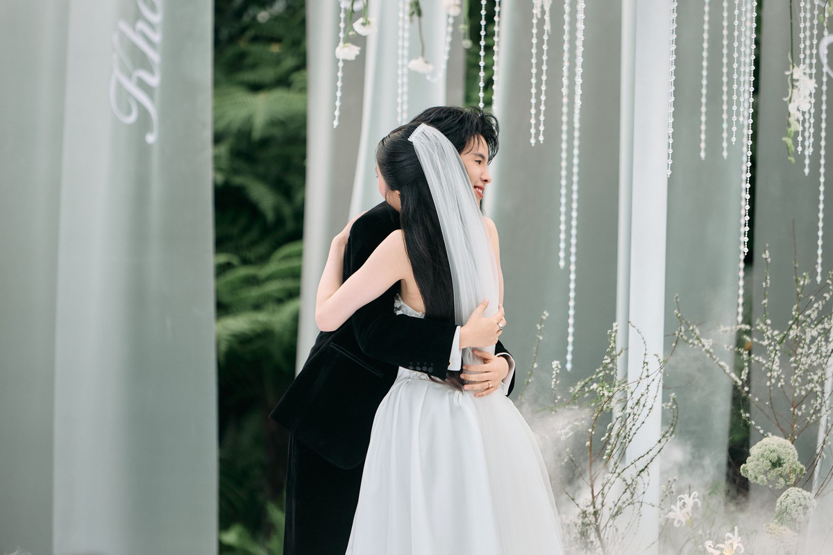 Nếu mặc định phải là tình yêu nam nữ, thì chắc sẽ không có chúng ta đứng đây ngay lúc này. Em hiểu, mỗi người có mặt trên cuộc đời này đều có những trải nghiệm của riêng mình cần phải học. Cuộc đời này em biết sẽ còn rất nhiều thử thách ở phía trước, em không mong cầu mọi thứ đến với chúng ta phải luôn suôn sẻ hay phải có một tình yêu thật ngọt. Em chỉ mong anh có thể ở bên, bao dung che chở em, nắm tay em vượt qua mọi thử thách cùng nhau đi hết phần đời còn lại". 