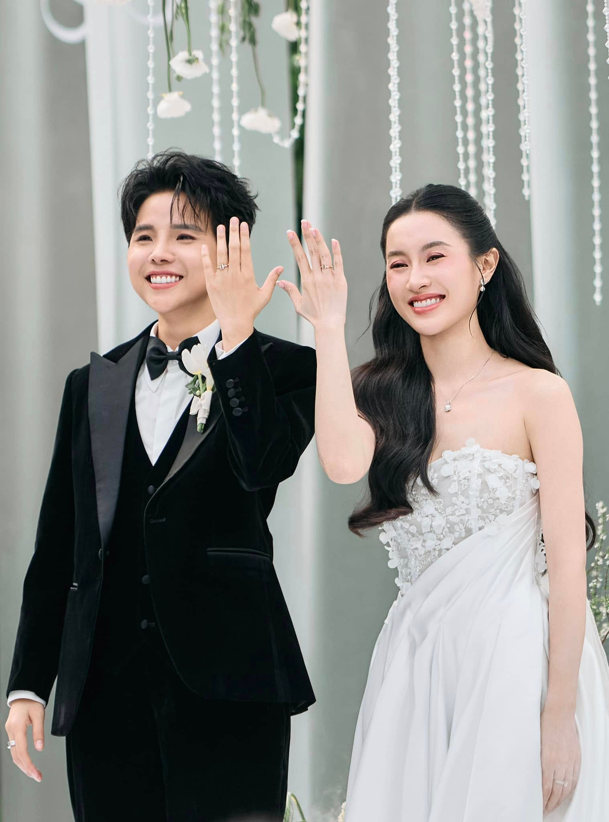 Cặp đôi này gặp gỡ lần đầu tiên khi quay MV Có Người. Thời điểm đó, Quang Đăng chính là người giới thiệu Bí Đỏ vì Vũ Cát Tường đang tìm người có khả năng múa để thực hiện quay MV. Chính cơ duyên đặc biệt mà "ông mai" Quang Đăng giới thiệu đã đưa ca sĩ và bà xã tới với nhau. Tuy nhiên thời điểm quay MV, cả hai vẫn chưa chính thức tìm hiểu đối phương. Cho tới năm 2020, Vũ Cát Tường và Bí Đỏ mới làm quen và tiến tới chuyện hẹn hò. 