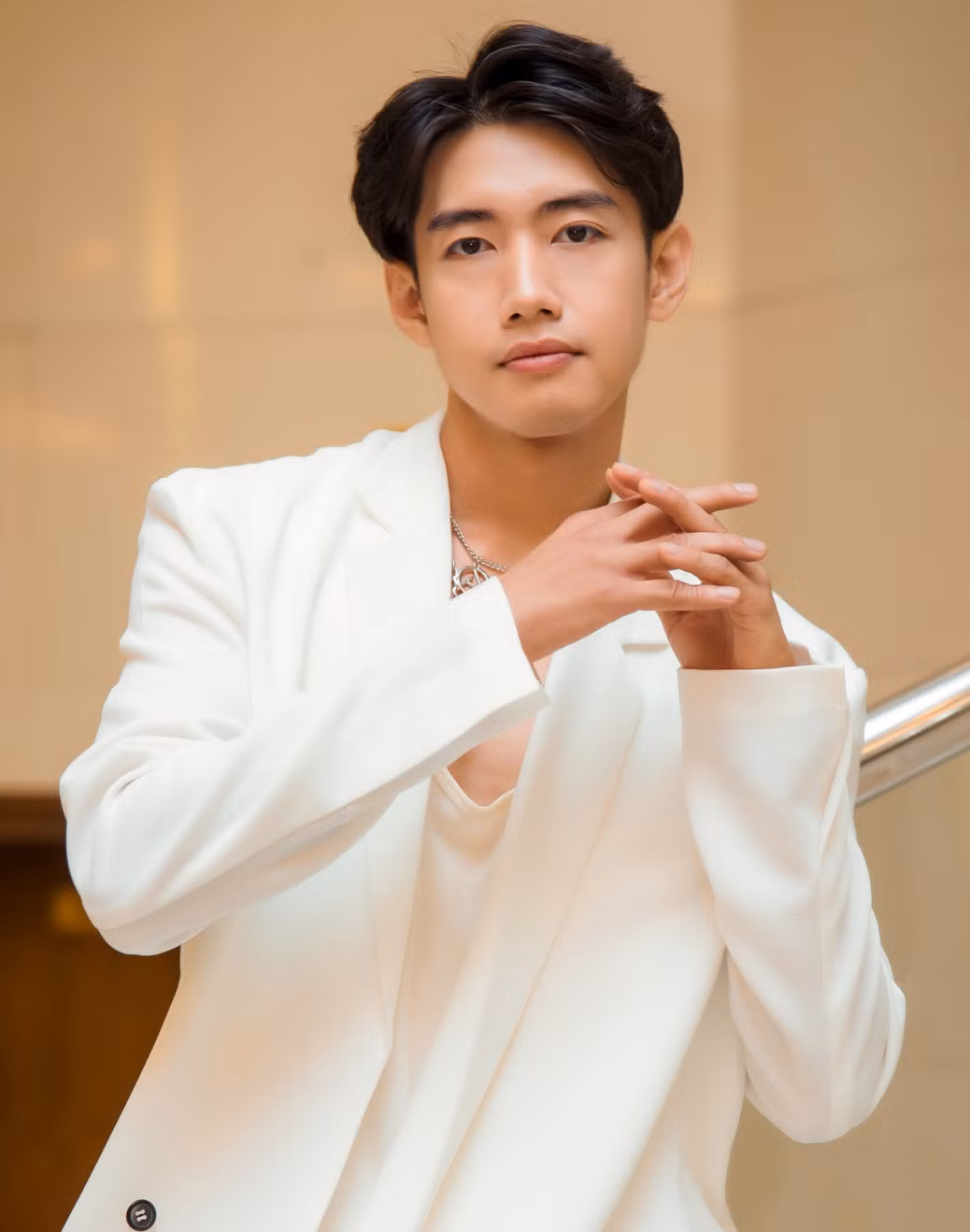 Dù đã diễn ra được gần 1 tuần nhưng lễ thành đôi của Vũ Cát Tường và bạn gái Bí Đỏ tới nay vẫn nhận được sự quan tâm của khán giả. Ngày vui của cặp đôi có sự tham gia của dàn sao nổi tiếng trong showbiz Việt như Văn Mai Hương, Thiều Bảo Trâm, SOOBIN, Hồ Quỳnh Hương... Sau khi công khai mối quan hệ, chuyện tình cảm giữa Vũ Cát Tường và nửa kia nhận được rất nhiều sự chú ý.