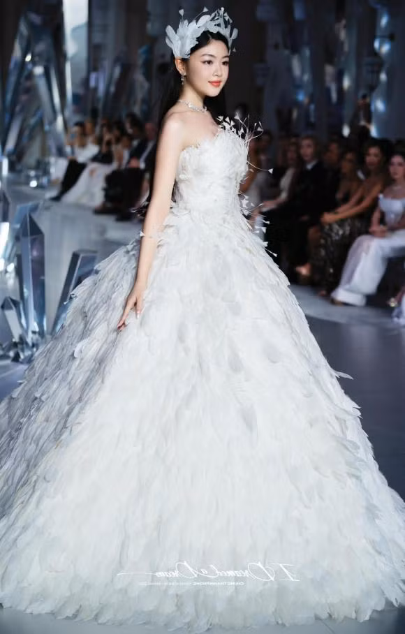 Con gai Quyen Linh 19 tuoi tau xe 7 ty, tien tu dau co?-Hinh-4