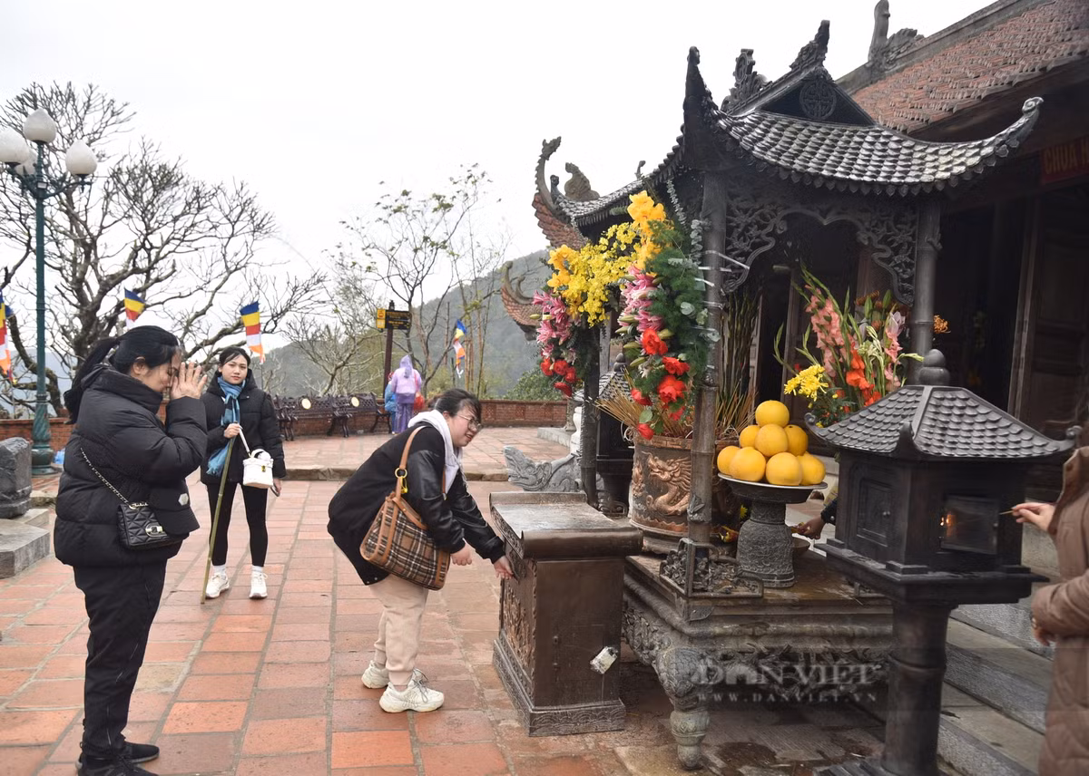 Chùa Hoa Yên - ngôi chùa tọa lạc ở độ cao 535m so với mực nước biển, có lịch sử hơn 700 năm tuổi. Gió rét rít từng hồi ở khu vực chùa Hoa Yên khiến du khách vừa dâng hương vừa xuýt xoa.