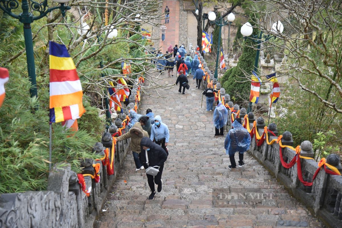 Ngày 7/2 (tức mùng 10 tháng Giêng), tại Trung tâm Văn hóa Trúc Lâm Yên Tử (TP Uông Bí, tỉnh Quảng Ninh) đã diễn ra lễ khai hội Xuân Yên Tử năm 2025. Đây là hoạt động văn hóa thường niên mở đầu cho 3 tháng lễ hội đầu năm. Sau khi dự lễ, mọi người nối chân nhau lên đỉnh thiêng Yên Tử để vãn cảnh, bày tỏ lòng thành kính bái ngưỡng Phật Hoàng.