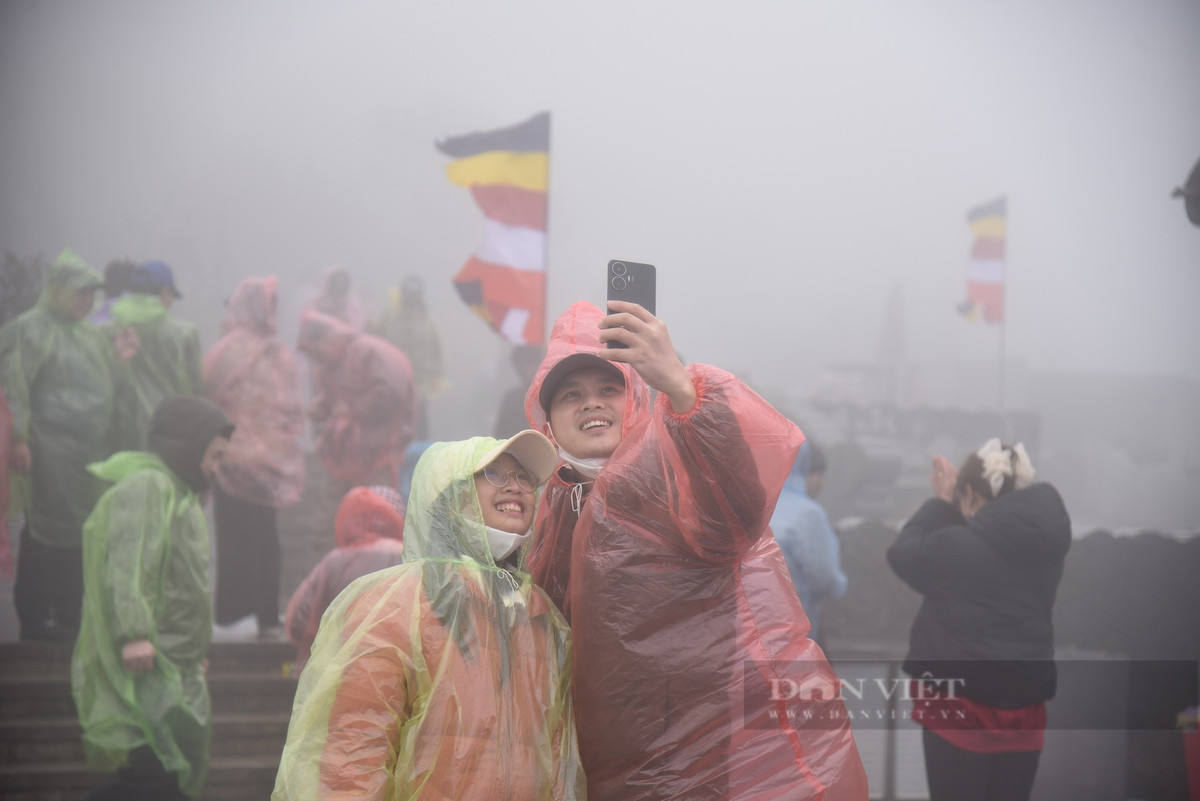 Dù rét và lạnh, nhưng du khách không quên lưu lại những hình ảnh đáng nhớ khi hành hương về đỉnh thiêng Yên Tử trong ngày khai hội.