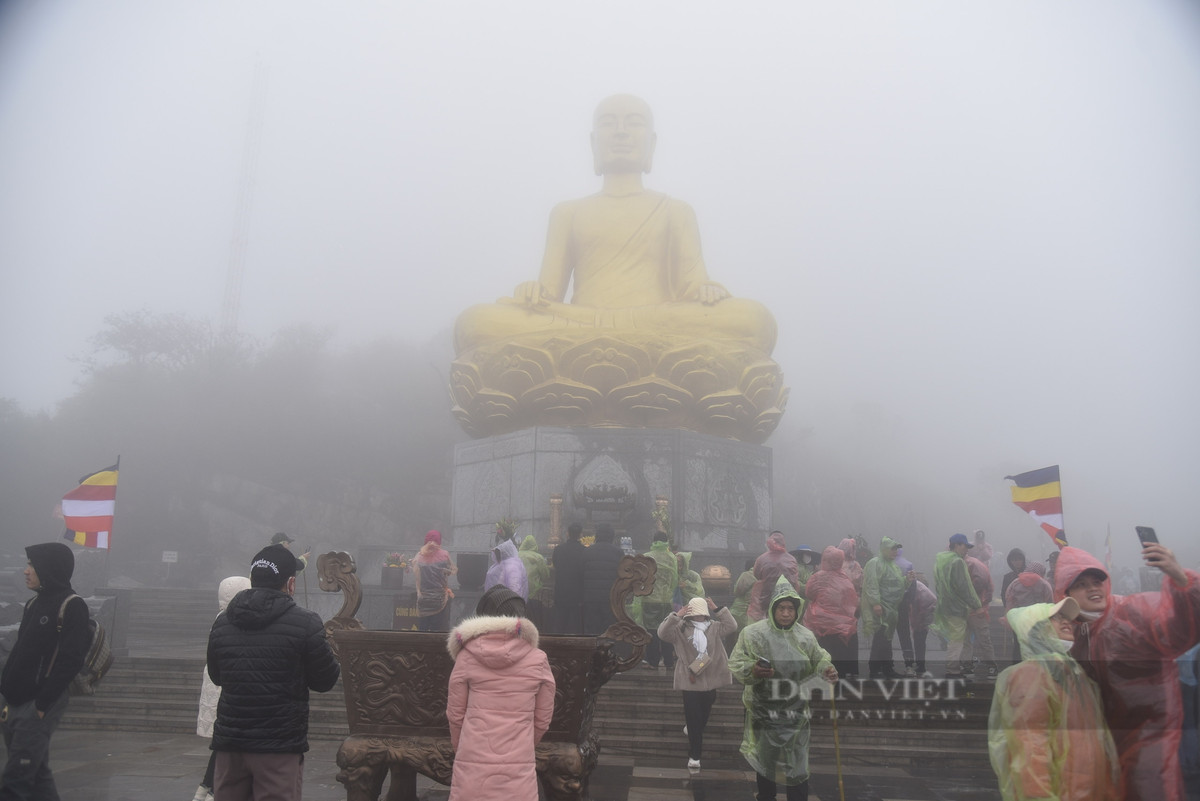 Càng lên cao, gió càng lớn, mưa càng nặng hạt, sương mù dày đặc, người cách người chỉ vài mét cũng khó nhìn thấy nhau.