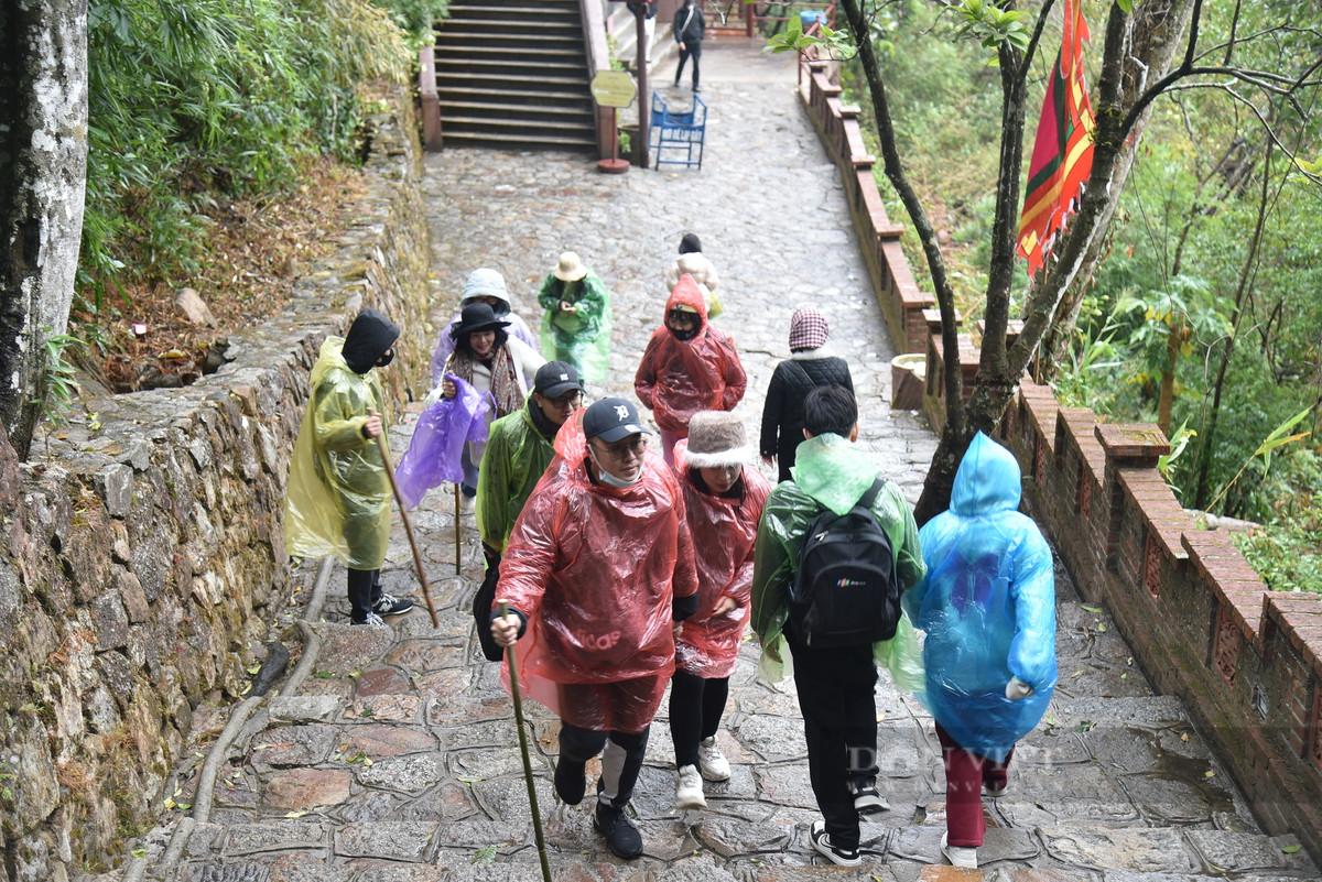 Do quãng đường di chuyển dài, các bậc leo bộ cheo leo, trơn trượt nên du khách phải mặc áo mưa, chống gậy để giữ sức và đảm bảo an toàn.