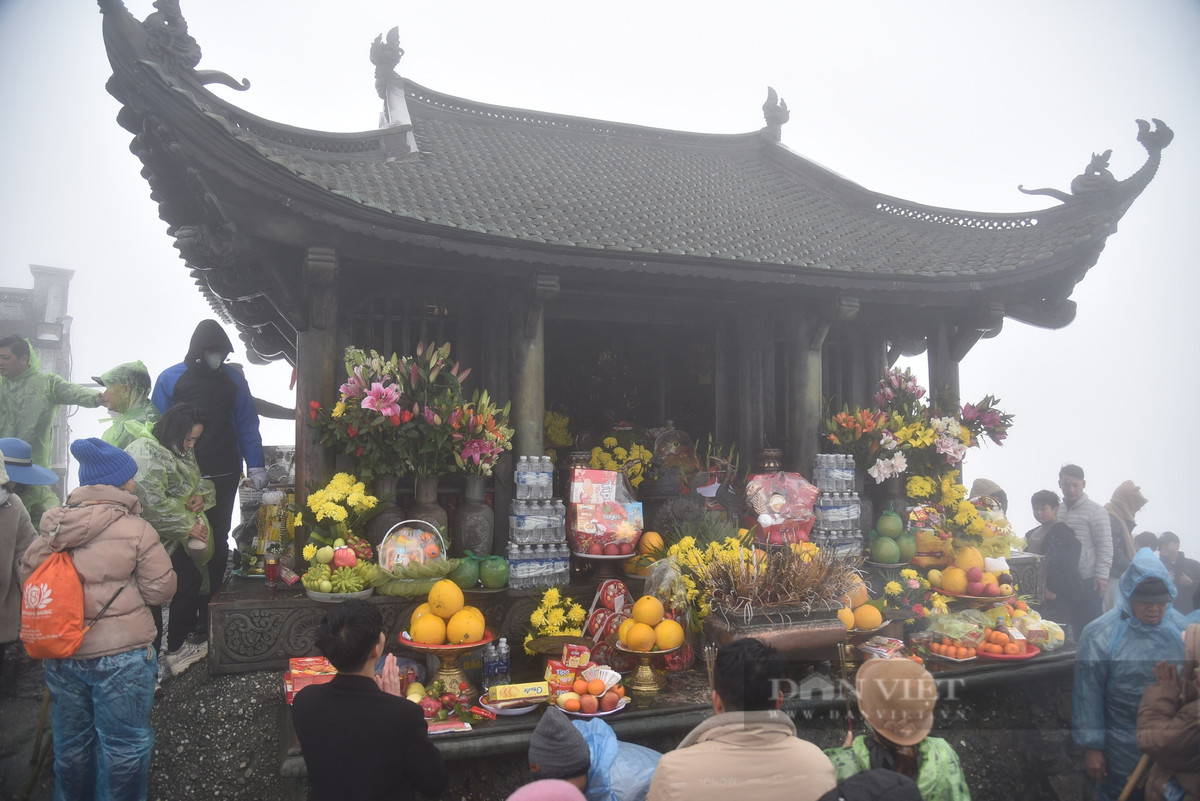 Du khách vượt qua hàng nghìn bậc đá, đường rừng núi để đặt chân đến chùa Đồng trên đỉnh thiêng Yên Tử.