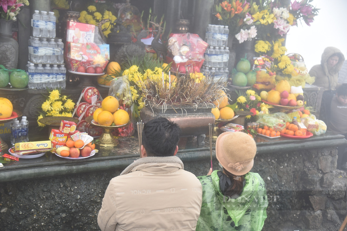 Ai ai cũng thành kính chắp tay, cầu mong cho mọi người mọi nhà một năm mới đầy đủ, ấm no, bình an, hạnh phúc.