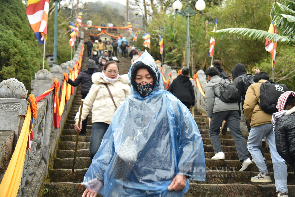 Em Đỗ Hà Linh (TP Hạ Long, tỉnh Quảng Ninh) cho hay, mặc dù thời tiết không thuận lợi khi nhiệt độ xuống thấp, mưa lạnh, sương mù dày đặc, nhưng em vẫn rất háo hức khi được hành hương về đỉnh thiêng Yên Tử. Đây là lần thứ ba em lên chùa Đồng để cầu mong một năm nhiều sức khỏe, may mắn và bình an.