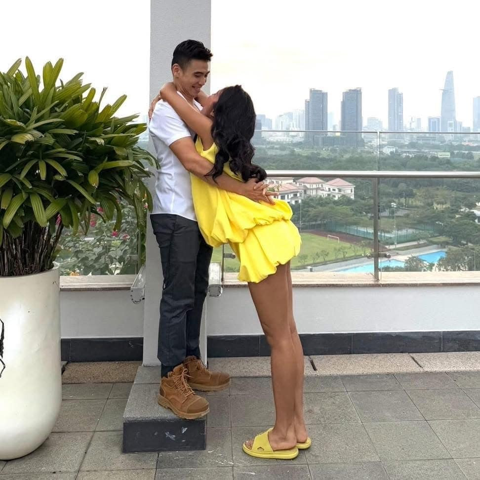 Khoảnh khắc H'Hen Niê được bạn trai cầu hôn thu hút hơn 500.000 lượt tương tác trên mạng xã hội, viral nhất là bức ảnh Tuấn Khôi đứng trên bục. Do có chiều cao tương đương, H'Hen Niê hiếm khi mang giày cao gót khi đi cùng bạn trai.