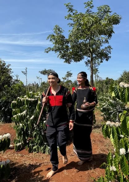 Suốt thời gian yêu, H'Hen Niê và bạn trai trải qua không ít sóng gió. Tháng 4/2023, hoa hậu xác nhận với Tiền Phong chia tay người yêu, sau đó gương vỡ lại lành. "Tôi có tình đầu nhiều cảm xúc. Tôi không có kinh nghiệm yêu đương nên có thể cả hai không hiểu nhau. Tôi không biết tại sao người ta chia tay. Tôi buồn chạm đáy thời gian dài nhưng không vượt qua", H'Hen Niê nói vào lúc đó.