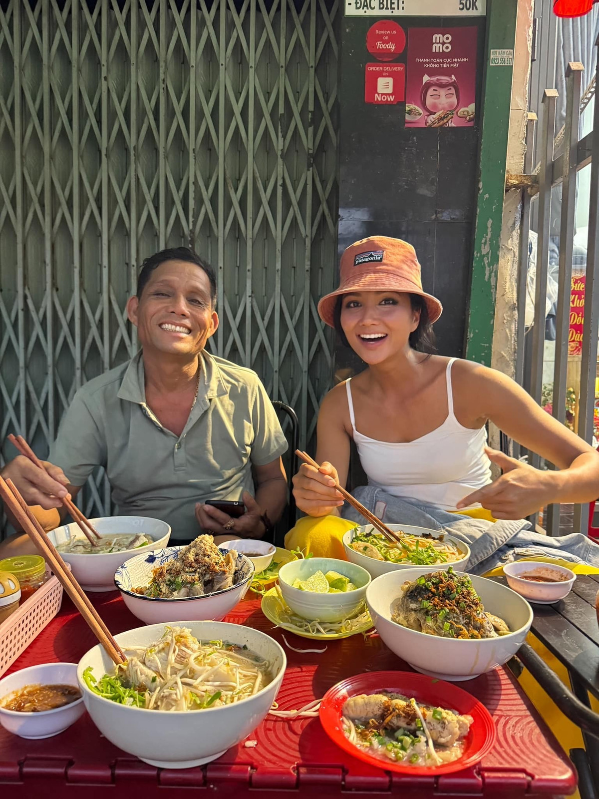 Tối 12/2, Tuấn Khôi đăng trên trang cá nhân bức ảnh ăn tối cùng gia đình của H'Hen Niê. Nhiếp ảnh gia gây chú ý với mô tả ảnh: "Ăn cháo cá cùng bố vợ và vợ".