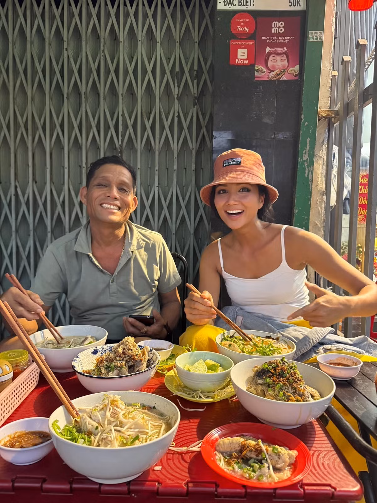 Tối 12/2, Tuấn Khôi đăng trên trang cá nhân bức ảnh ăn tối cùng gia đình của H'Hen Niê. Nhiếp ảnh gia gây chú ý với mô tả ảnh: "Ăn cháo cá cùng bố vợ và vợ".