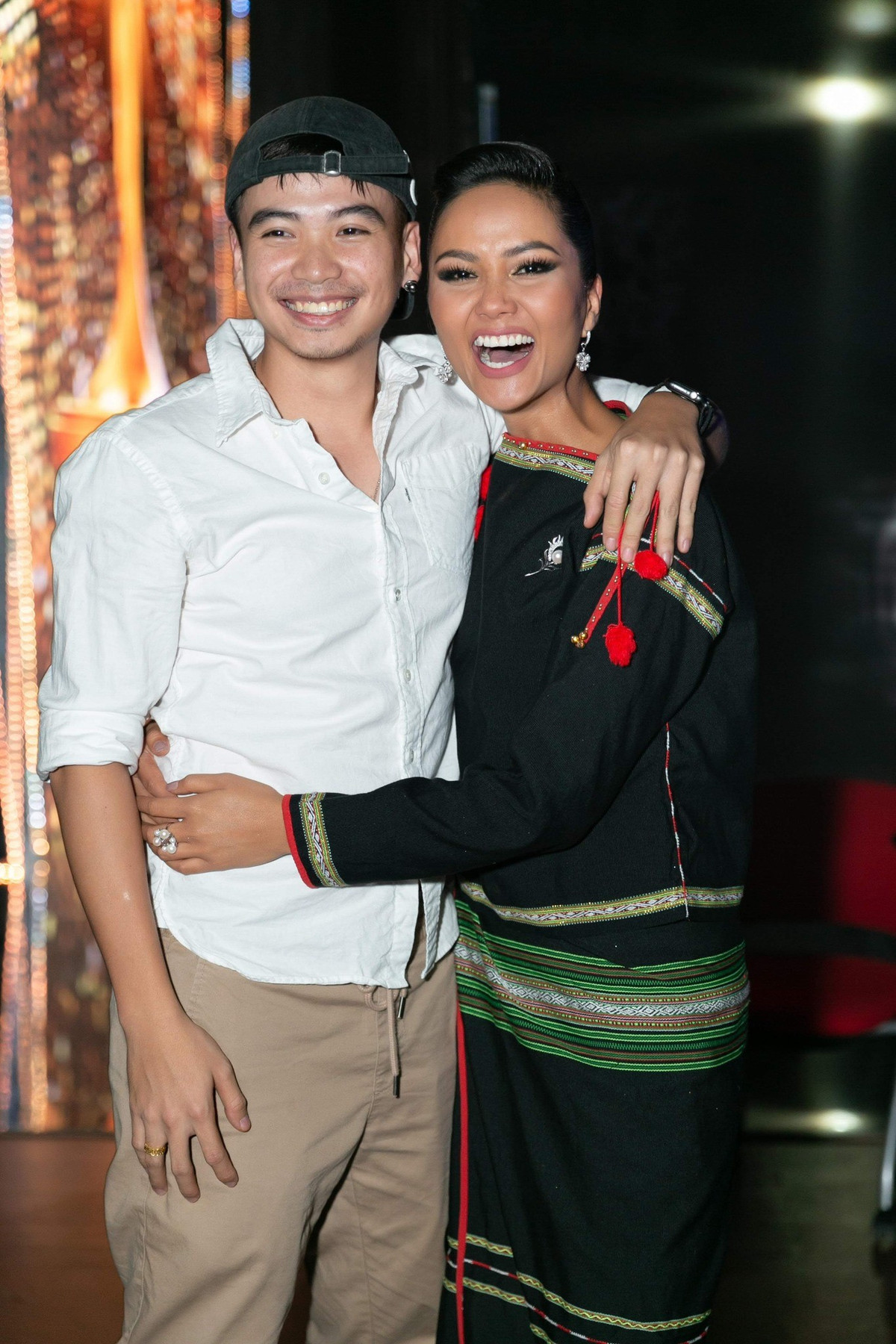 Nhiếp ảnh gia Tuấn Khôi trong hậu trường cuộc thi Hoa hậu Hoàn vũ Việt Nam 2019, chờ đợi H'Hen Niê final walk kết thúc nhiệm kỳ. Loạt ảnh mới được công bố sau này, do trước đó cả hai hiếm khi đăng ảnh chụp chung lên mạng xã hội.