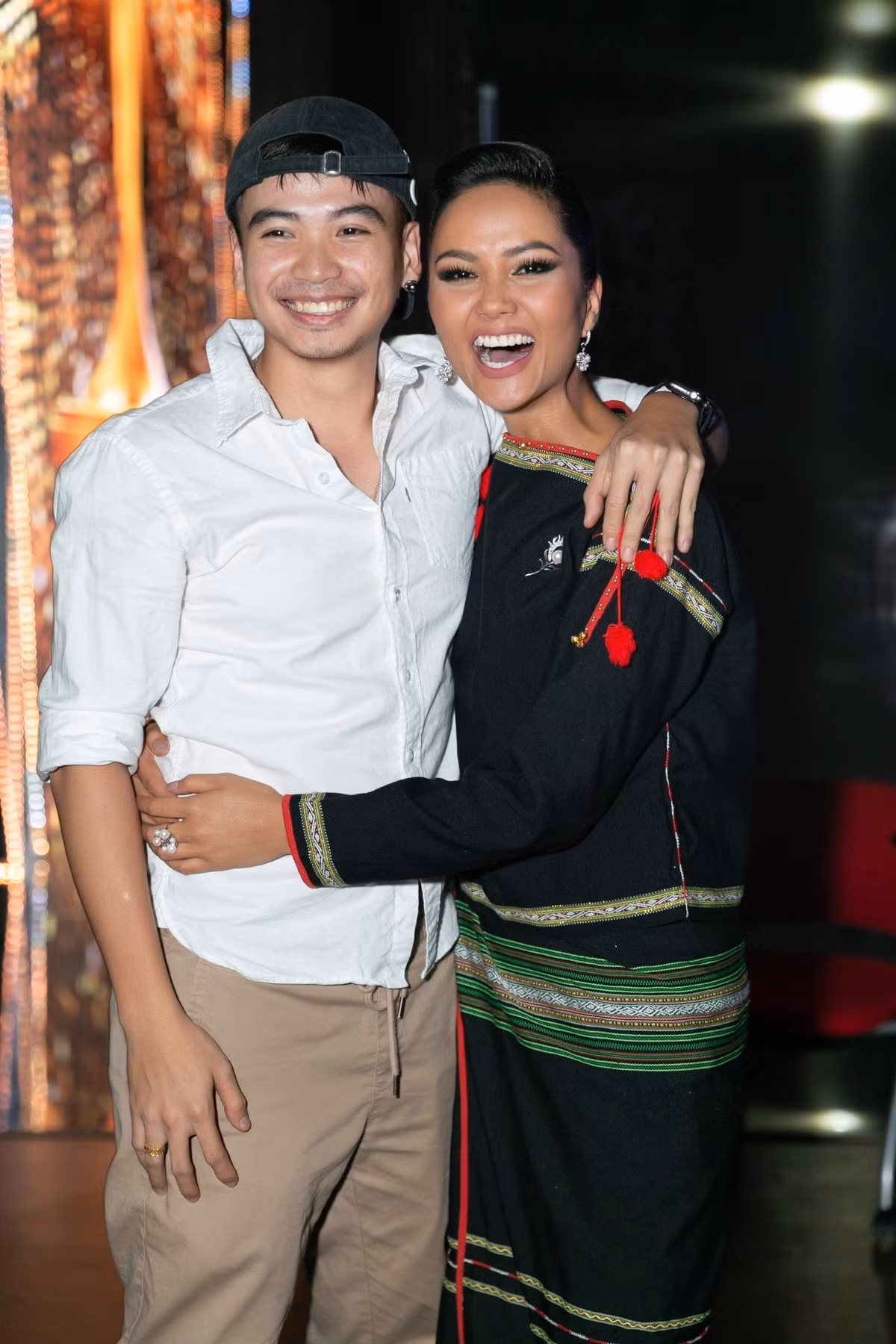 Nhiếp ảnh gia Tuấn Khôi trong hậu trường cuộc thi Hoa hậu Hoàn vũ Việt Nam 2019, chờ đợi H'Hen Niê final walk kết thúc nhiệm kỳ. Loạt ảnh mới được công bố sau này, do trước đó cả hai hiếm khi đăng ảnh chụp chung lên mạng xã hội.