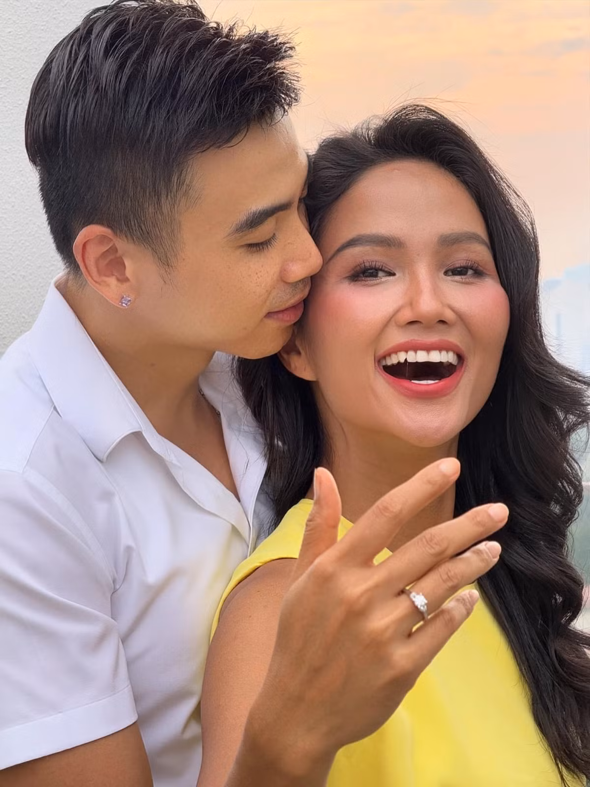 Nhiếp ảnh gia công khai gọi H'Hen Niê là vợ sau khi Hoa hậu Hoàn vũ Việt Nam 2017 đăng loạt ảnh được bạn trai cầu hôn. "Mấy bạn bảo kiếp trước anh đi giải cứu thế giới nên mới có được em, kiếp này anh phải làm gì để kiếp sau lại có được em đây", Tuấn Khôi viết. Bài viết của Tuấn Khôi nhận nhiều bình luận hài hước trên mạng xã hội.