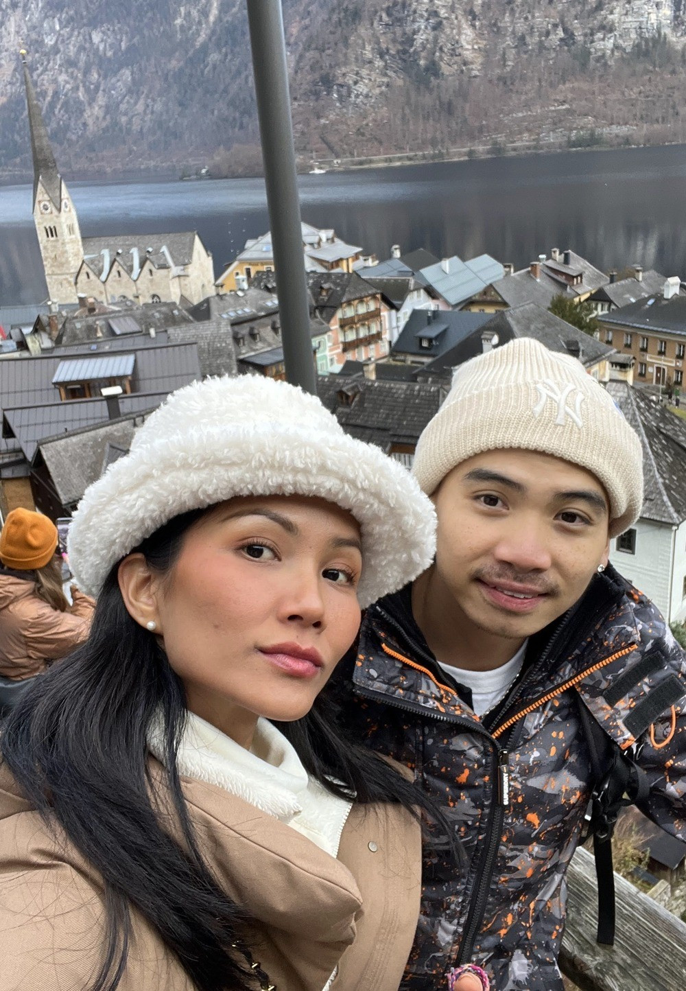 H'Hen Niê và bạn trai quen nhau từ năm 2018, xác nhận hẹn hò năm 2019. Hai người hiếm khi chia sẻ ảnh chụp chung, nếu có, họ dùng sticker che mặt đối phương. Nguồn tin của Tiền Phong cho biết hai người yêu kín tiếng, luôn đồng hành cùng nhau trong công việc lẫn cuộc sống.