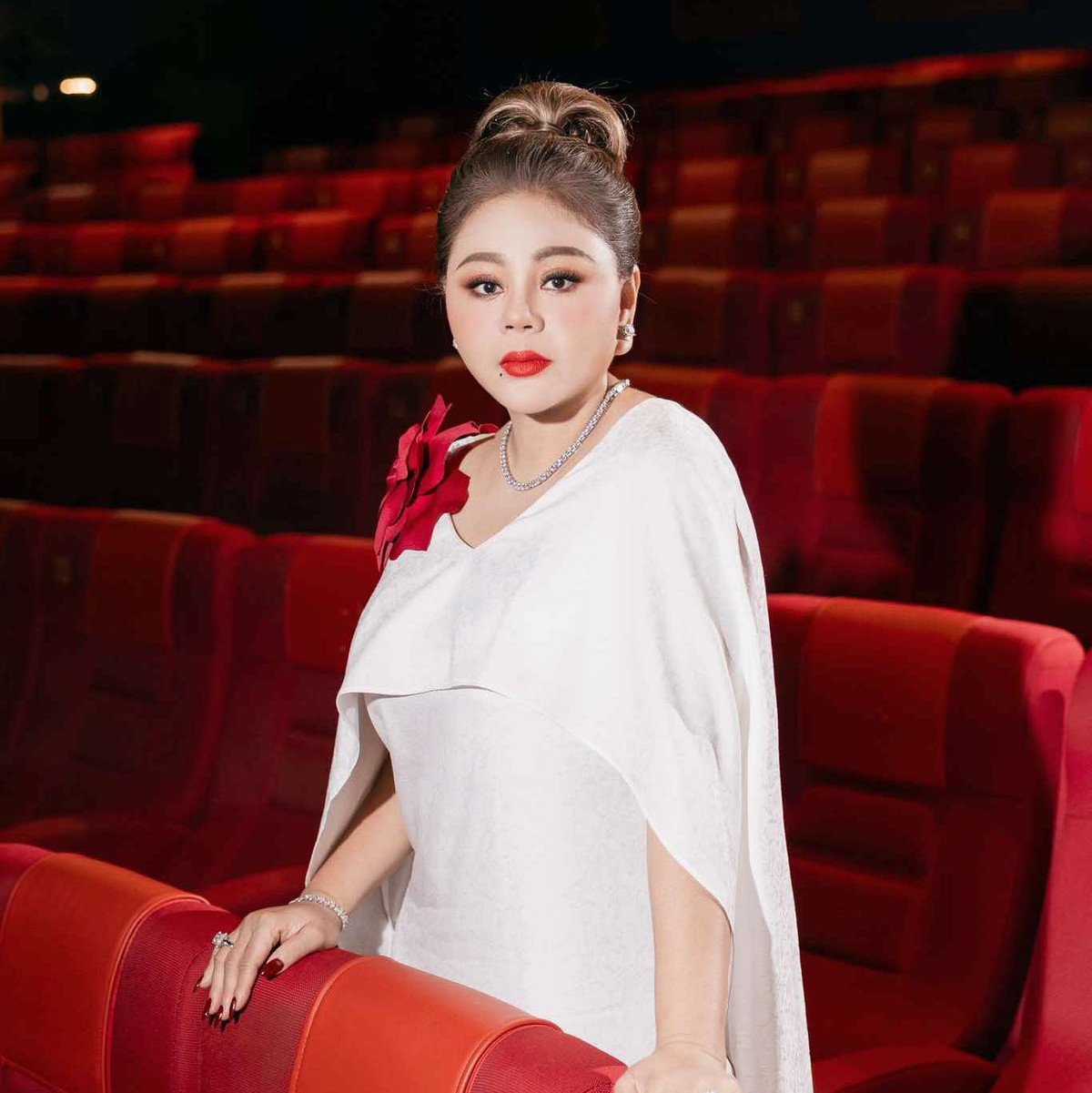 Le Giang he lo moi quan he dac biet voi Tran Thanh-Hinh-2