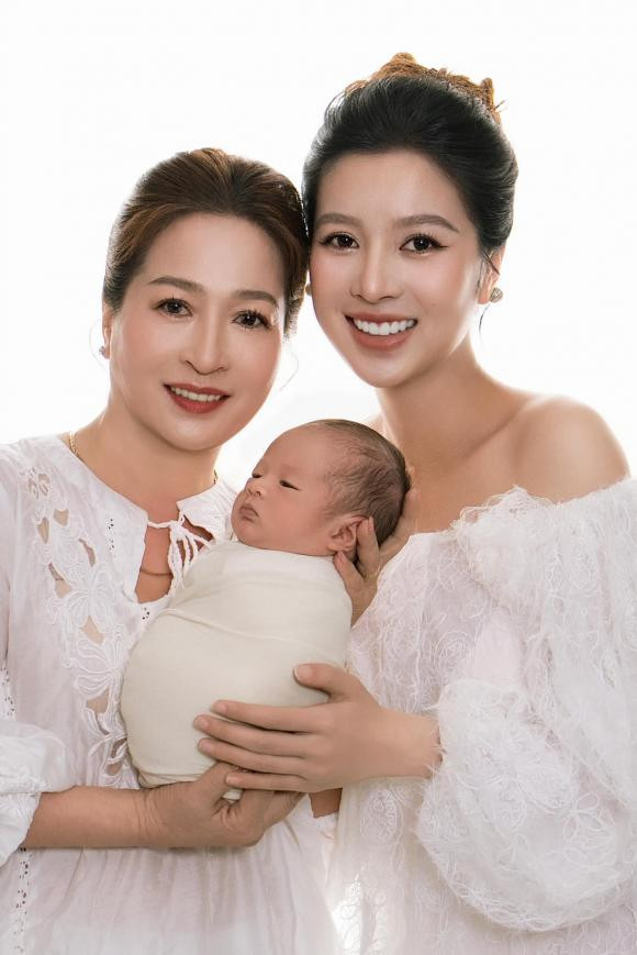 Hồ Quang Hiếu và vợ không giấu được sự hạnh phúc khi bế con trai đầu lòng.