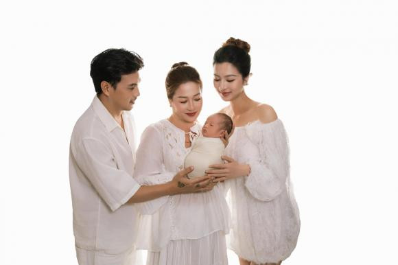 Mới đây, trên trang cá nhân, bà xã Hồ Quang Hiếu đã đăng tải loạt ảnh về con trai đầu lòng. Theo đó, cô cùng nam ca sĩ không giấu được sự hạnh phúc và vui mừng khi bế trên tay một thiên thần nhỏ kèm dòng trạng thái đầy cảm xúc: "Nhà không cần lớn, miễn trong đó có đầy đủ yêu thương".