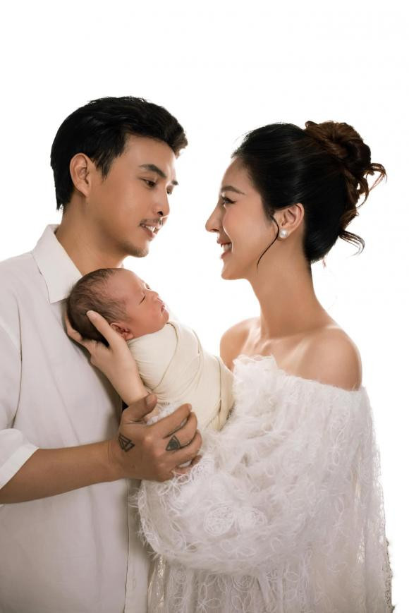 Ca sĩ Hồ Quang Hiếu là một trong những ca sĩ nổi bật của Vpop với hàng loạt bản hit đình đám như Không Cảm Xúc, Con Bướm Xuân,...Sở hữu giọng hát truyền cảm cùng phong cách âm nhạc bắt tai, anh nhanh chóng chinh phục khán giả và ghi dấu ấn trong làng nhạc Việt. Song, sau đó không lâu, giọng ca Không Cảm Xúc chính thức kết hôn với bạn gái kém 17 tuổi và nhanh chóng tiến đến hôn nhân sau 3 tháng hẹn hò và quyết định có con trước khi tổ chức đám cưới. Vào ngày 23/1/2025, Hồ Quang Hiếu và Tuệ Như hạnh phúc chào đón con trai đầu lòng có tên là Hin.