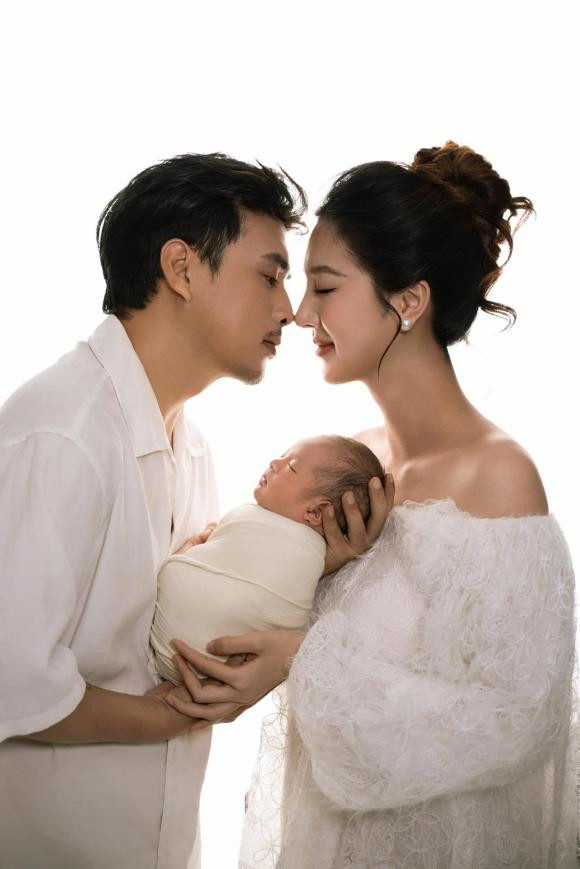 Trong những hình ảnh được chia sẻ, có thể thấy, nhóc tì sở hữu đôi mắt to tròn, làn da trắng hồng và nụ cười đáng yêu hết nấc. Song, nhiều cư dân mạng nhận xét quý tử sở hữu nhiều nét giống bố, dự đoán tương lai sẽ là một “soái ca nhí” của Vbiz. Đặc biệt, visual của Tuệ Như sau vài tháng sinh nở cũng nhận về cơn mưa lời khen vì vẫn giữ được vóc dáng nuột nà cùng thần thái tươi tắn, rạng rỡ vô cùng.