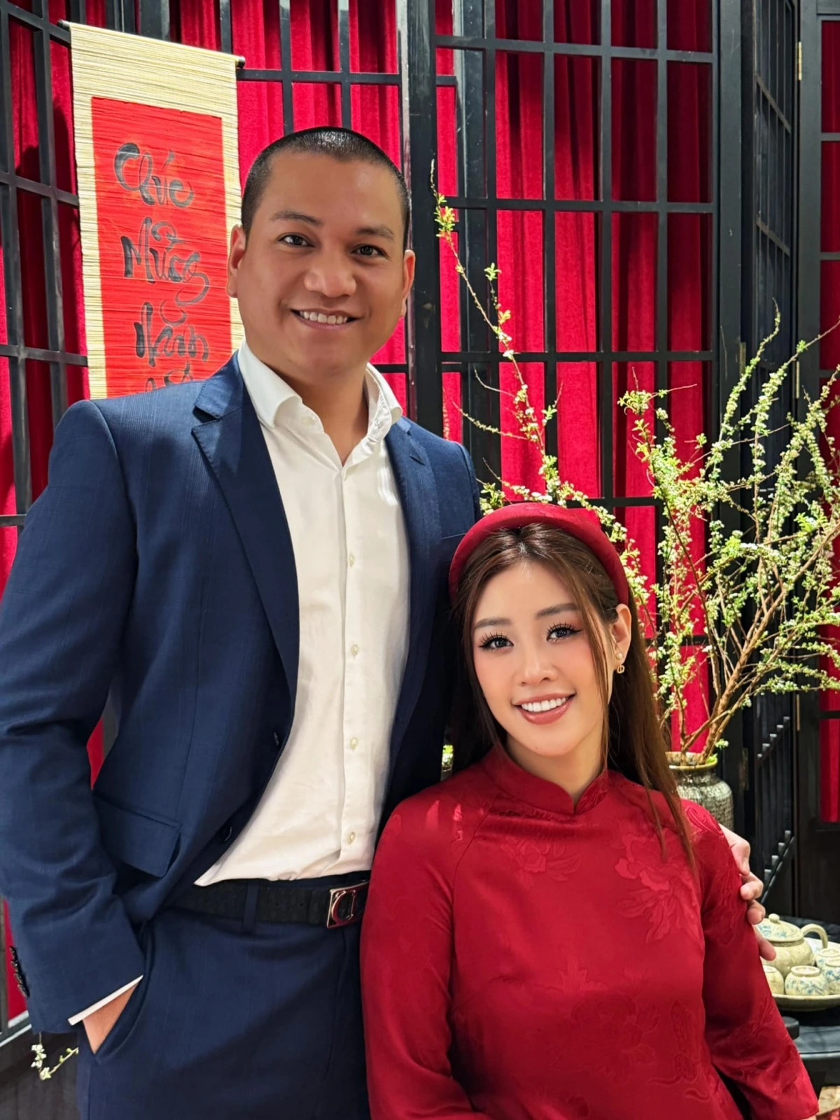 Trong dịp Tết Ất Tỵ vừa qua, nàng hậu và chồng cùng nhau sum vầy bên gia đình và người thân, tạo nên những khoảnh khắc ấm áp và ý nghĩa. Khánh Vân chia sẻ rằng, so với những năm trước, Tết năm nay đặc biệt hơn khi có chồng bên cạnh. Cô cảm thấy thoải mái hơn khi không còn phải đối mặt với những câu hỏi về việc kết hôn từ người thân. Việc dọn dẹp và trang trí nhà cửa cũng trở nên nhẹ nhàng hơn khi cả hai cùng nhau chia sẻ công việc.