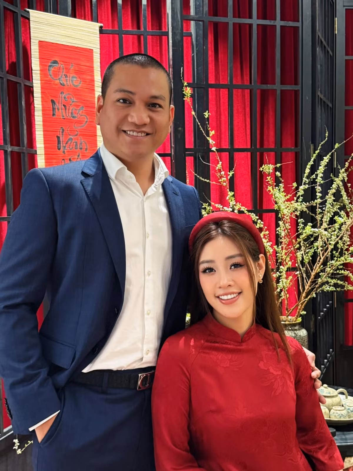 Trong dịp Tết Ất Tỵ vừa qua, nàng hậu và chồng cùng nhau sum vầy bên gia đình và người thân, tạo nên những khoảnh khắc ấm áp và ý nghĩa. Khánh Vân chia sẻ rằng, so với những năm trước, Tết năm nay đặc biệt hơn khi có chồng bên cạnh. Cô cảm thấy thoải mái hơn khi không còn phải đối mặt với những câu hỏi về việc kết hôn từ người thân. Việc dọn dẹp và trang trí nhà cửa cũng trở nên nhẹ nhàng hơn khi cả hai cùng nhau chia sẻ công việc.