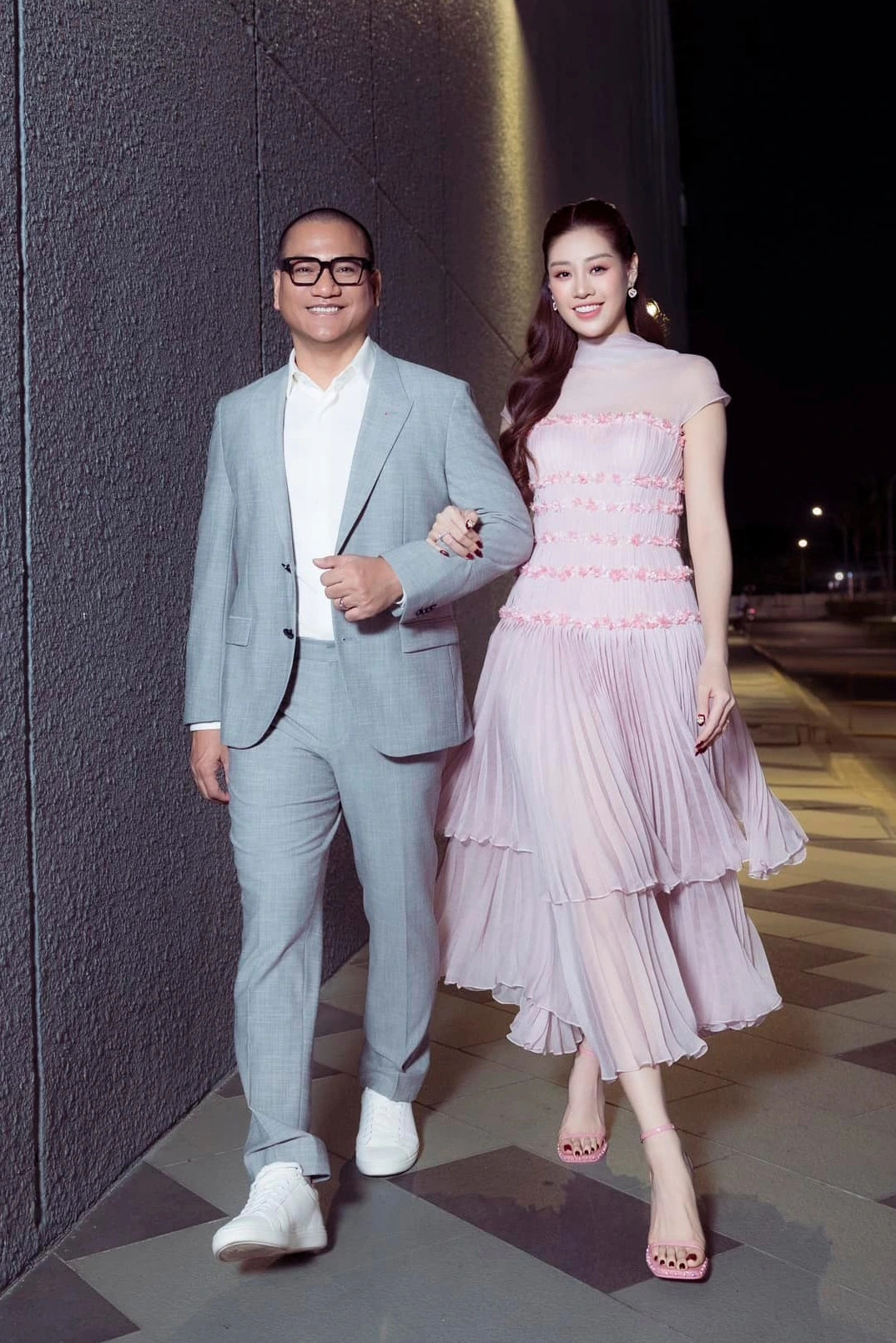 Khánh Vân chia sẻ cô cảm nhận ông xã đã cởi mở và bớt rụt rè hơn sau khi kết hôn. Cô cảm thấy cuộc sống thoải mái, không áp lực vì có ông xã chiều chuộng và nhường nhịn.