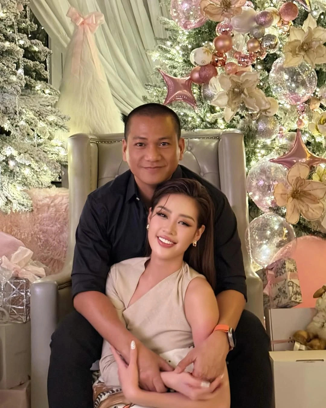 Vào dịp Giáng sinh, Khánh Vân và nhiếp ảnh gia Nguyễn Long chia sẻ những khoảnh khắc ngọt ngào bên nhau. Trên trang cá nhân, cô đăng tải hình ảnh cùng chồng kèm theo dòng trạng thái: "Giáng Sinh năm nay ấm áp bên chồng yêu".