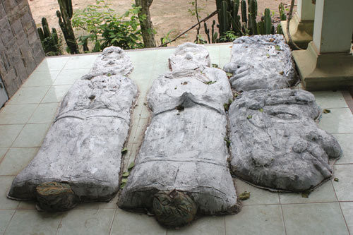 Các "xác ướp" trước hiên nhà ông Chứng. 