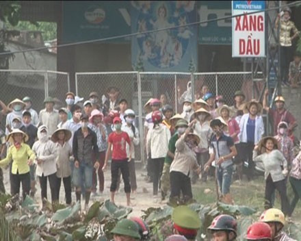 Những người quá khích trước trụ sở UBND xã Nghi Phương ngày 4/9.