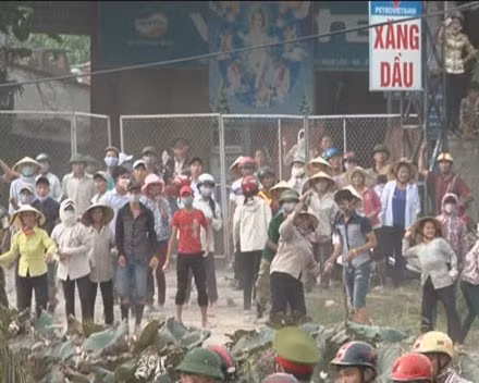 Những người quá khích trước trụ sở UBND xã Nghi Phương ngày 4/9.