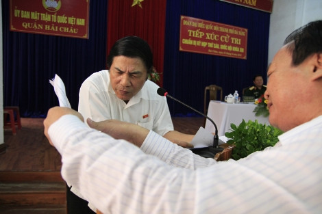 Ông Lê Anh – Chủ tịch quận Hải Châu trình giấy tờ, bản đồ con đường bị nắn cong cho ông Thanh.