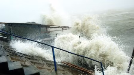 Gió bão xuất hiện ở cảng Vũng Áng (Kỳ Anh, Hà Tĩnh) làm sóng biển đánh cao 6-7m.