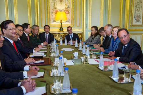 Thủ tướng cùng Tổng thống Pháp và các quan chức hội đàm tại Phủ Tổng thống Pháp, nhất trí thống nhất những phương hướng lớn nhằm thúc đẩy hợp tác hai nước trên mọi lĩnh vực chính trị, kinh tế, thương mại, quốc phòng... Ảnh: AFP