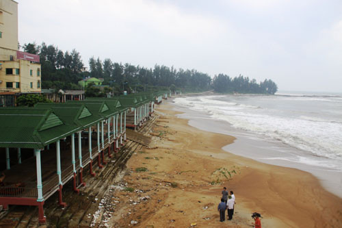 Các hàng quán dọc bờ biển Cửa Tùng (huyện Vĩnh Linh, Quảng Trị) đều đóng cửa từ ngày 29/9.