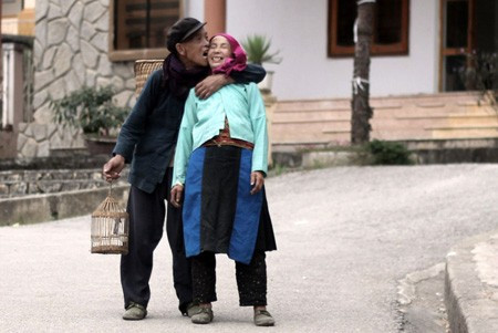 Và không ngại ống kính máy ảnh, hồn nhiên thể hiện tình yêu với vợ.